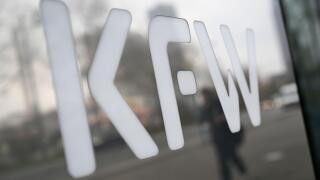 22 March 2024, Hesse, Frankfurt/Main: The logo of KfW Bankengruppe stands on a stele in front of the bank's headquarters. The state-owned promotional bank has presented its balance sheet for the past financial year 2023. Photo: Arne Dedert/dpa