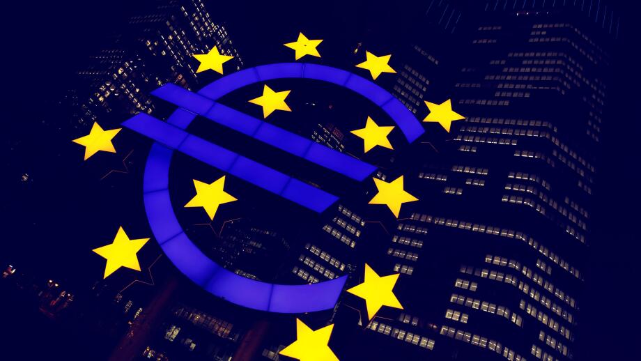 Euro symbol in front of Eurotower at Willy Brandt Platz in Frankfurt am Main, Hessen, Germany