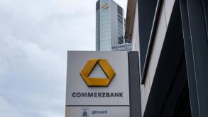 Commerzbank Logo in Frankfurt am Main 01.09.25, Frankfurt: Symbolfoto, Illustrationsbild, Symbolbild, Illustrationsfoto, Alltagsszene AuBenaufnahme eines Commerzbank-Schildes an einer Filiale. Im Hintergrund ist der Commerzbank Tower mit dem markanten Log