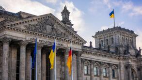 Das Reichstagsgebaeude beflaggt mit der ukrainischen Flagge, aufgenommen anlaesslich des dritten Jahrestages des voelkerrechtswidrigen Angriffskrieges der Russischen Foederation auf die Ukraine, in Berlin, 24.02.2025. Berlin Deutschland *** The Reichstag 