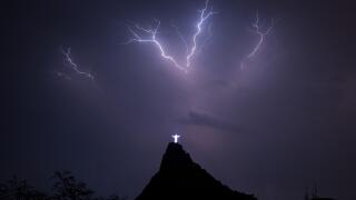 Beijing, Brazil. 27th Sep, 2015. Photo taken on Sept. 27, 2015 shows the lightning over the statue of Jesus Christ on the Corcovado Mountain in Rio de Janeiro, Brazil, Sept. 27, 2015. © Xu Zijian/Xinhua/Alamy Live News