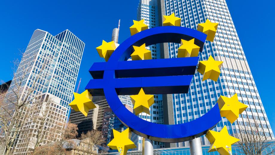 Eurotower, headquarters of the Single Banking Supervision Mechanism, SSM, with Euro symbol, Frankfurt am Main, Hesse, Germany