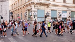 Busy street Rome Italy summer tourists_3Oct23_alamy