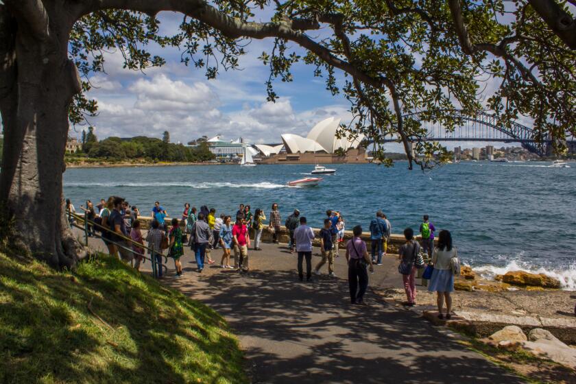 Australia busy tourists_alamy_10May23