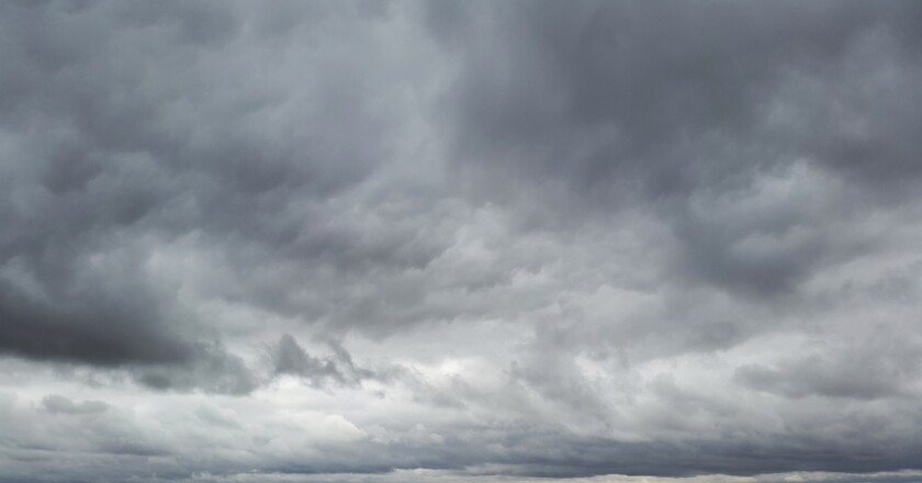 gllomy sky with dark gray clouds