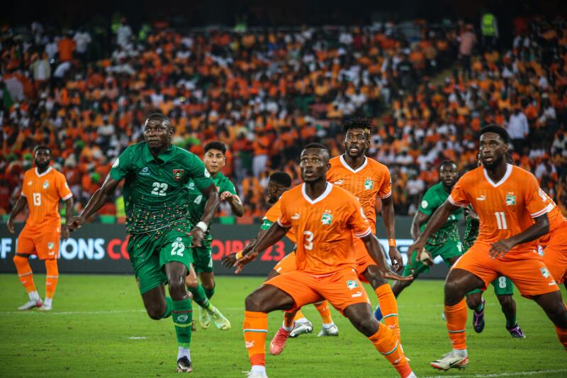 ABIDJAN, COTE D'IVORE - JANUARY 13; N'Clomande Ghislain Konan of Cote D'Ivore and Opa Sangaante of Guinea Bissau defender during the TotalEnergies Caf