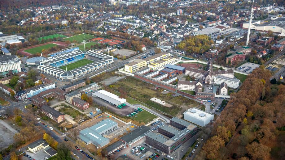 Aerial view, VONOVIA Ruhrstadion, renaming, riot police between Gersteinring and Castroper street at the JVA Krumede, Bochum,