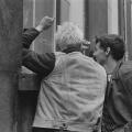 Noise action against front door regulation at city hall; demonstrators banging on meeting room windows, March 4, 1985, demonstrators, The Netherlands, 20th century press agency photo, news to remember, documentary, historic photography 1945-1990, visual s