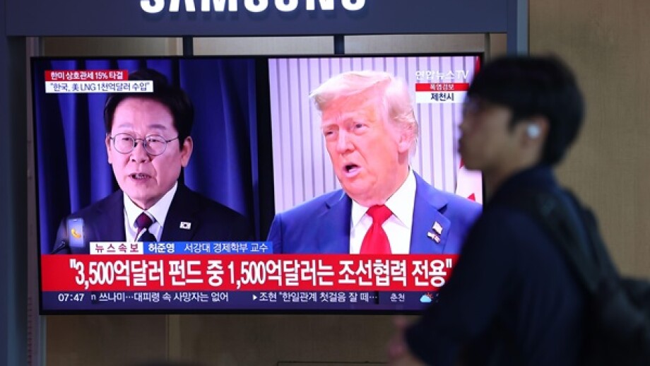 31st July, 2025. News on U.S. agreeing to impose 15 pct tariffs on S. Korea A TV screen at Seoul Station, in the center of the capital, on July 31, 2025, shows a report that U.S. President Donald Trump's administration has agreed to impose 15 percent tari