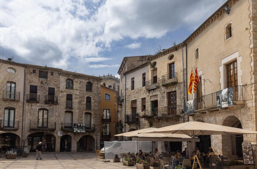 En el centro de Besalu se encuentra la Plaza de la Libertad, una plaza muy antigua rodeada de arcos de medio punto. Girona, Espana