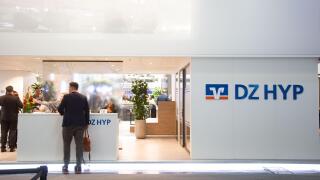 Union Investment DZ Hyp Bank bei der 24. Internationale Fachmesse fur Immobilien und Investitionen Expo Real am 6.10.2022 in Munchen. Seit 1998 findet die Fachmesse fur Immobilien und Investitionen jahrlich im Oktober in der bayerischen Landeshauptstadt M