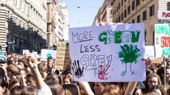 A placard saying, greener less grey, during the protest.
Friday for the future: an international demonstration of the earth that with great student participation started from Piazza della Repubblica to Piazza Madonna di Loreto (Piazza Venezia) in Rome. (