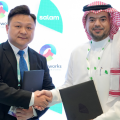 From left: Antony Li, head of APAC Sales at CDNetworks shakes hands with Abdullah Alrufaidi, wholesale sales director at Salam