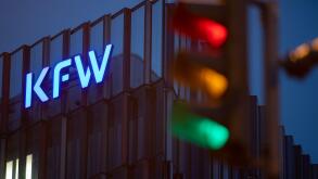 PRODUCTION - 20 October 2021, Hessen, Frankfurt/Main: A traffic light is shining in all phases in front of the Kreditanstalt fur Wiederaufbau (KFW). The coalition negotiations to form a government after the Bundestag elections begin today. Photo: Sebastia