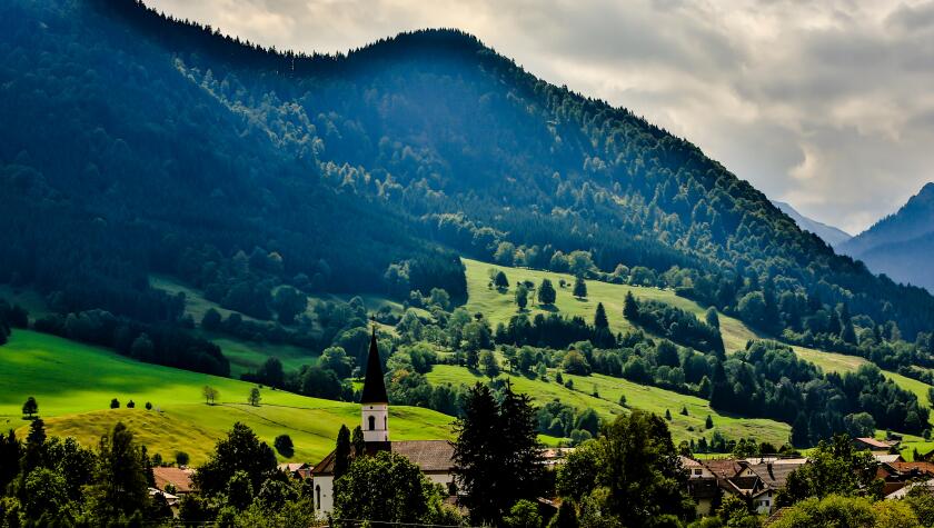 Germany green hills_30Aug22_alamy