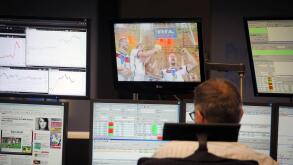 Frankfurt Main, Germany. 14th July, 2014. Stock brokers watch the rerun of the FIFA World Cup 2014 Final match between Germany and Argentina at the stock exchange in Frankfurt Main, Germany, 14 July 2014. Photo: Fredrik von Erichsen/dpa/Alamy Live News