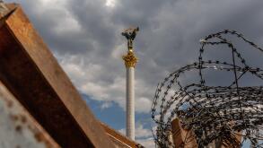 Kyiv, Ukraine. 9th June, 2022. The Independence monument on the Maidan Square is seen through metal road barricades and barbed wire in the Old Town of Kyiv. As the Russian Federation invaded Ukraine 3 and a half months ago, fierce fighting continues in th