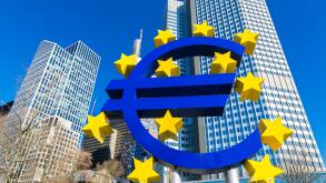 Eurotower, headquarters of the Single Banking Supervision Mechanism, SSM, with Euro symbol, Frankfurt am Main, Hesse, Germany