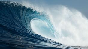 Powerful wave breaking in Atlantic Ocean