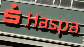 RECORD DATE NOT STATED Schriftzug HASPA an der Fassade der Filiale der Hamburger Sparkasse in der SpitalerstraBe. Altstadt Hamburg *** HASPA lettering on the facade of the Hamburger Sparkasse branch in SpitalerstraBe Altstadt Hamburg