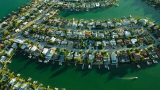 USA, Florida, Aerial of housing along the Tampa Bay coastline in Saint Petersburg