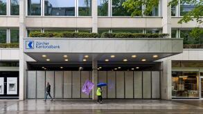 Das Atrium der Zurcher Kantonalbank an der Bahnhofstrasse wurde zum Schutz vor Vandalen verschlossen. (Zurich, Schweiz, 1. Mai 2023)