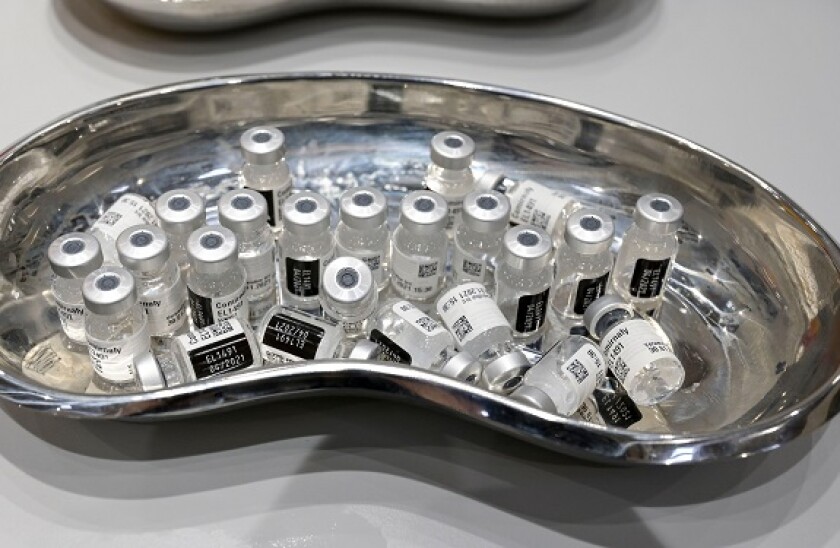 GERMANY, Hamburg, corona pandemic, largest vaccination center in Germany, for daily max 7000 people, vaccine Comirnaty of Biontech Pfizer / DEUTSCHLAND, Hamburg, Corona Pandemie, Impfzentrum der KVH und Sozialbehorde Hamburg in den Messehallen, groesstes