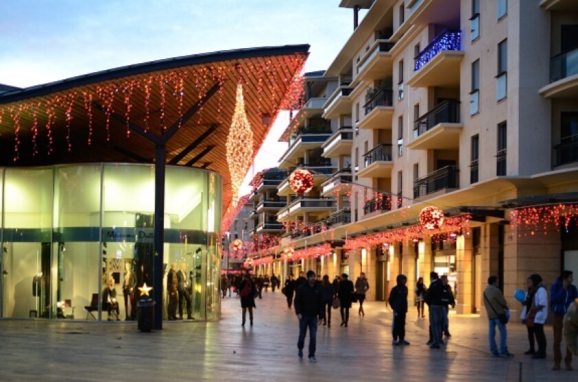 Shopping centre France from Alamy 17Feb22 575x375