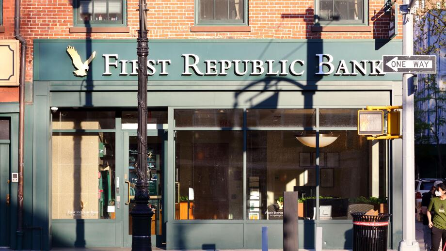 First Republic Bank, 442 6th Avenue, New York, NYC storefront photo of a bank branch in the Greenwich Village neighborhood of Manhattan