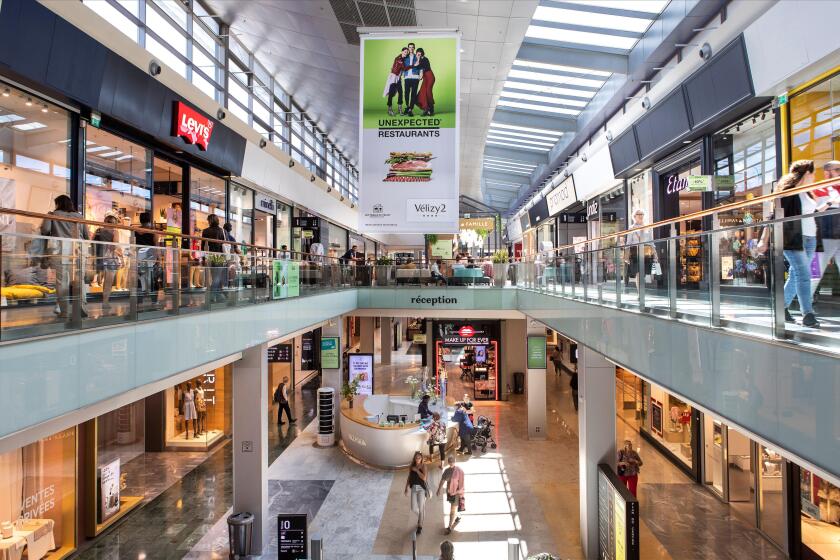 Velizy-Villacoublay (Paris area): Velizy 2, shopping centre run by Unibail-Rodamco Westfield. Shops and chain stores in the mall