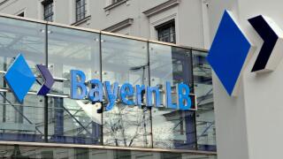 ARCHIV - Die Zentrale der Bayern LB in Muenchen, aufgenommen am 1. Dezember 2008. Die von Milliardenverlusten gebeutelte BayernLB will die staatlichen Beihilfen zurueckzahlen, wenn sie die Gewinnzone erreicht. Das kuendigte der neue Chef Gerd Haeusler in