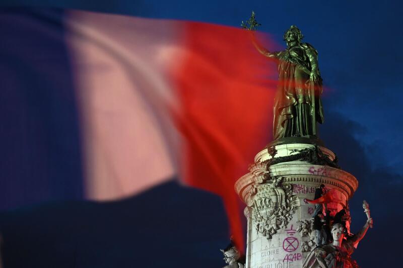 Paris, France. 08th July, 2024. Julien Mattia/Le Pictorium - Nouveau Front Populaire rally on the Place de la Republique in Paris, for the second round of the 2024 legislative elections - 08/07/2024 - France/Ile-de-France (region)/Paris - Thousands of peo