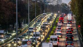 Stau auf der Landshuter Allee, Mittlerer Ring, Munchen, Ende Oktober 2024 Deutschland, Munchen, Ende Oktober 2024, Stau auf der Landshuter Allee, Teil des Mittlerer Rings, Stop and Go, Berufsverkehr in der Blauen Stunde, mehrere Fahrspuren, Blick von oben