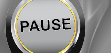 Button Pause on silver background