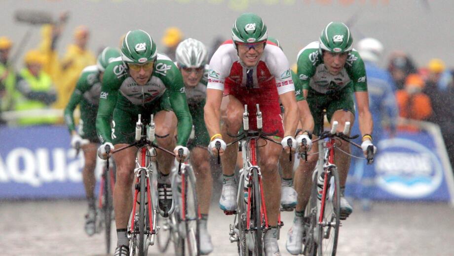 (dpa) - Team Credit Agricole, led by Norwegian cyclist Thor Hushovd (C), rides during the 64.5 km long fourth stage of the Tour de France from Cambrai to Arras, France, 7 July 2004. Heavy rains throughout the stage caused many crashes and defects. The tea