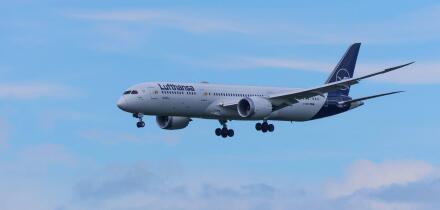 14.05.2026, xsvx, Reise, Urlaub,Wirtschaft, emwir, D-ABPS Lufthansa Boeing 787-9 Dreamliner Halle an der Saale im Landeanflug auf Frankfurt Frankfurt *** 14 05 2026, xsvx, travel, vacation,economy, emwir, D ABPS Lufthansa Boeing 787 9 Dreamliner Halle an 