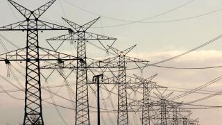 ARCHIV - Strommasten reihen sich am 22. Januar 2008 bei Silberstedt nahe Huseum hintereinander. Der Energiekonzern E.ON verkauft sein deutsches Hoechstspannungsnetz an den niederlaendischen Netzbetreiber Tennet. Darauf haetten sich beide Unternehmen nach 