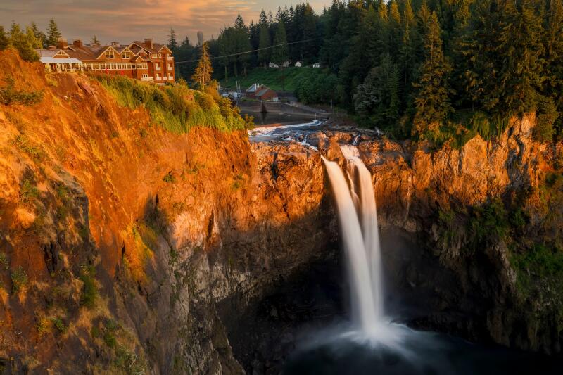 USA, Washington State, Snoqualmie. Snoqualmie Falls evening light.