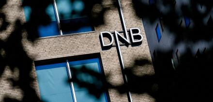 Oslo 20240910. The logo of the Norwegian Bank DNB outside head offices in Bjorvika. Today it became known that DNB will cut staff, and the bank announces that 500 positions will be cut.
Photo: Fredrik Varfjell / NTB