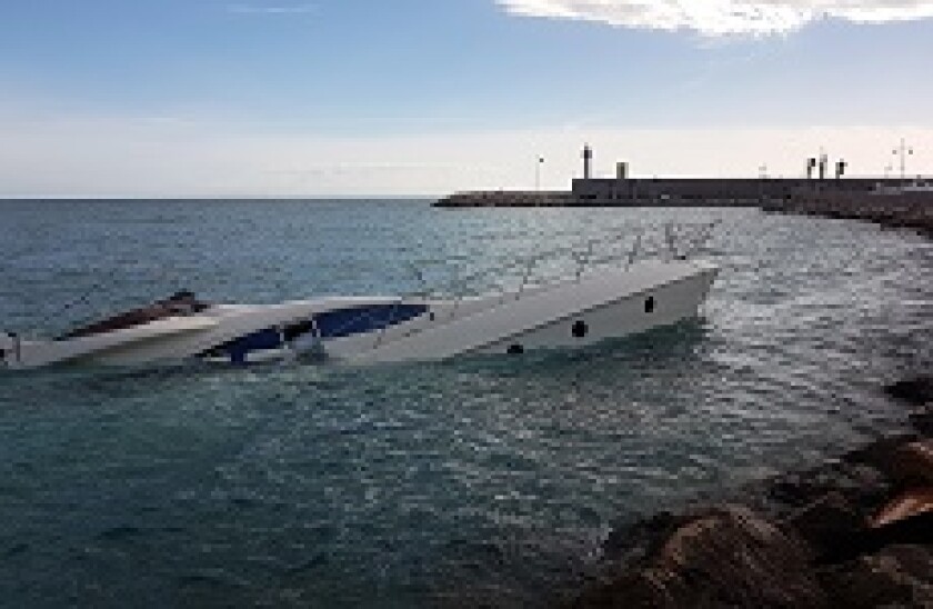 yacht_sunk_alamy_230x150