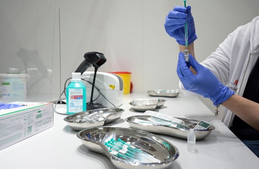 GERMANY, Hamburg, corona pandemic, largest vaccination center in Germany, for daily max 7000 people, vaccine Comirnaty of Biontech Pfizer / DEUTSCHLAND, Hamburg, Corona Pandemie, Impfzentrum der KVH und Sozialbehorde Hamburg in den Messehallen, groesstes