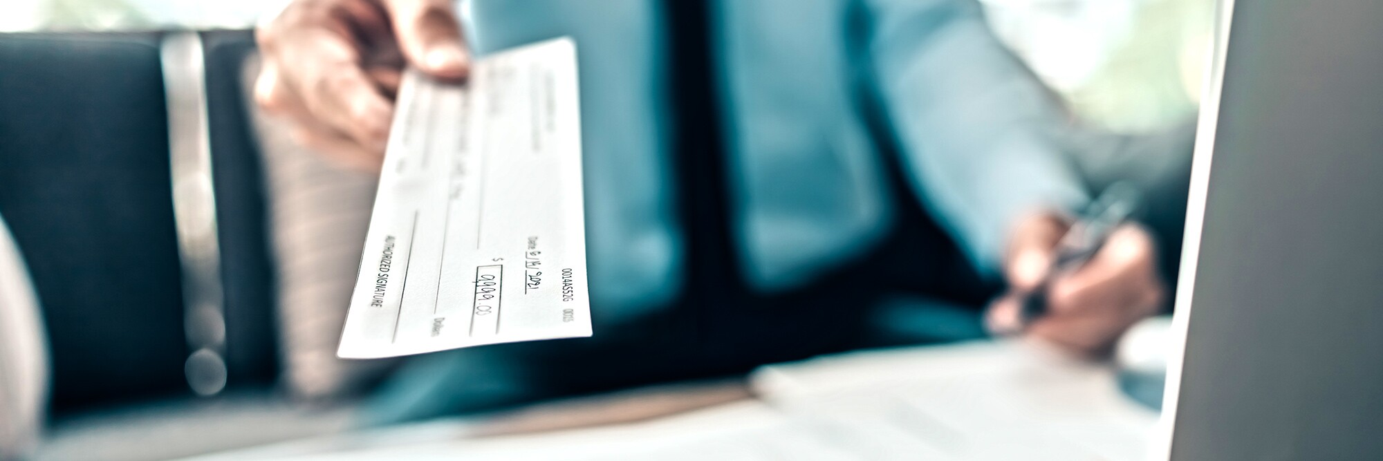 cheque-AdobeStock_435955237.jpg
