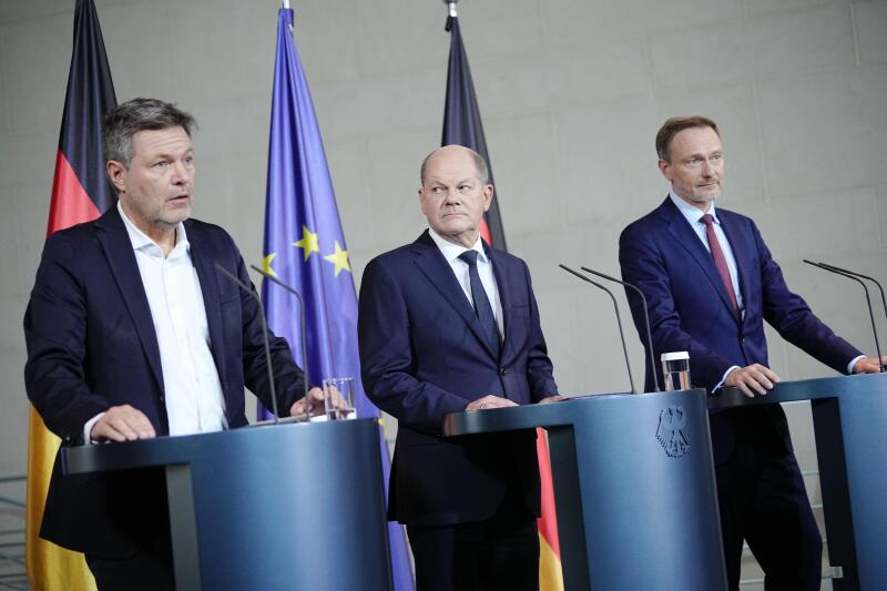 15 November 2023, Berlin: From left to right: German Finance Minister Robert Habeck, Chancellor Olaf Scholz and Finance Minister Christian Lindner appear after the Constitutional Court declared the amendment to the 2021 supplementary budget unconstitution