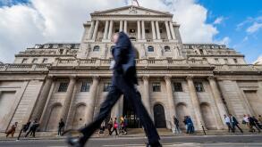 London, UK. 6th Oct, 2022. City workers pass The Bank of England which is wrestling with the market turmoil created by the budget event of Liz Truss and her team. Credit: Guy Bell/Alamy Live News