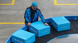 Kabelsketal, Germany. 21st Mar, 2019. An employee demonstrates the processes in the new Hermes Logistics Center. Located directly at Leipzig Airport, 200,000 consignments per day are to be sorted here over an area of around 85,000 square metres. Kabelsket