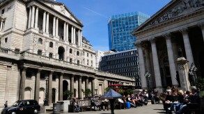 People eating lunch outside The Bank of England and The Royal Exchange, Threadneedle Street, London, England, UK