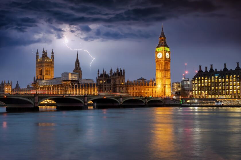 Der beleuchtete Westminster Palast mit Big Ben Turm an der Thems