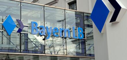 ARCHIV - Die Zentrale der Bayern LB in Muenchen, aufgenommen am 1. Dezember 2008. Die von Milliardenverlusten gebeutelte BayernLB will die staatlichen Beihilfen zurueckzahlen, wenn sie die Gewinnzone erreicht. Das kuendigte der neue Chef Gerd Haeusler in