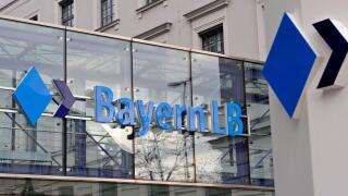 Das Firmenlogo der Bayerischen Landesbank, BayernLB, ist am Monttag, 1. Dez. 2008, an der Zentrale der Bank in Muenchen zu sehen. (AP Photo/Uwe Lein) --The company logo of the BayernLB bank is seen at the headquarters in Munich, southern Germany on Monday