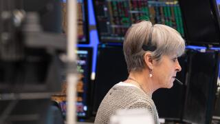 22 February 2022, Hessen, Frankfurt/Main: A trader looks at his monitors in the trading room of Deutsche Borse in Frankfurt. The conflict in eastern Ukraine is not sparing the stock markets. Photo: Boris Roessler/dpa